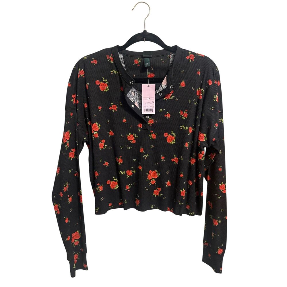 559 Black Floral Ribbed Henley Long Sleeve Crop Top – Red Rose Print, XS
